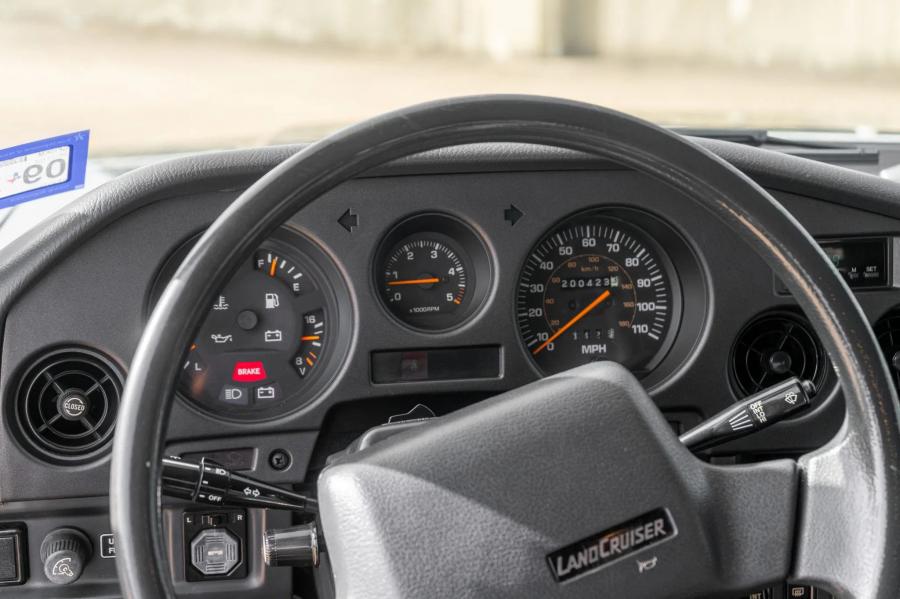 Панель приборов Toyota Land Cruiser (FJ62) 1988 года  (фото 91 из 164)